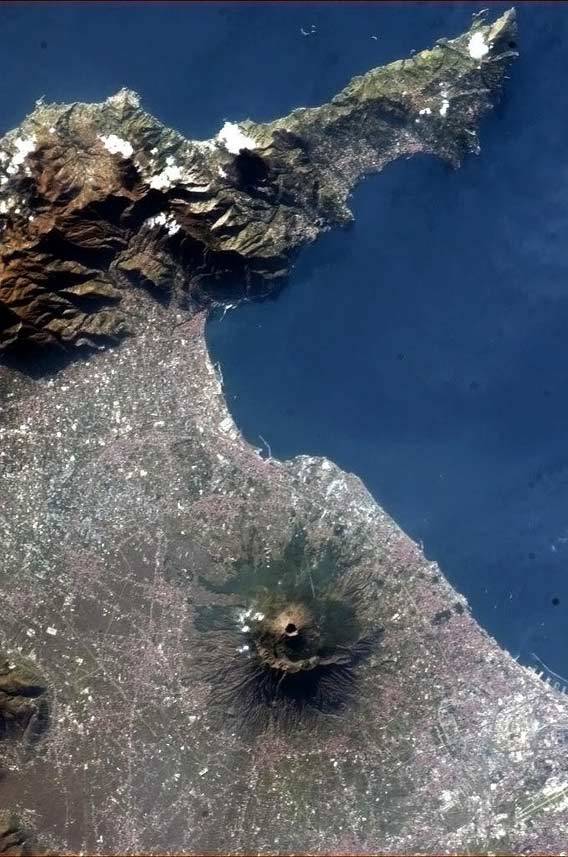 Бомба замедленного действия Европы, сфотографированная из космоса