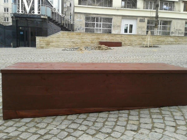 Установленные на пешеходной улице скамейки напоминают гробы