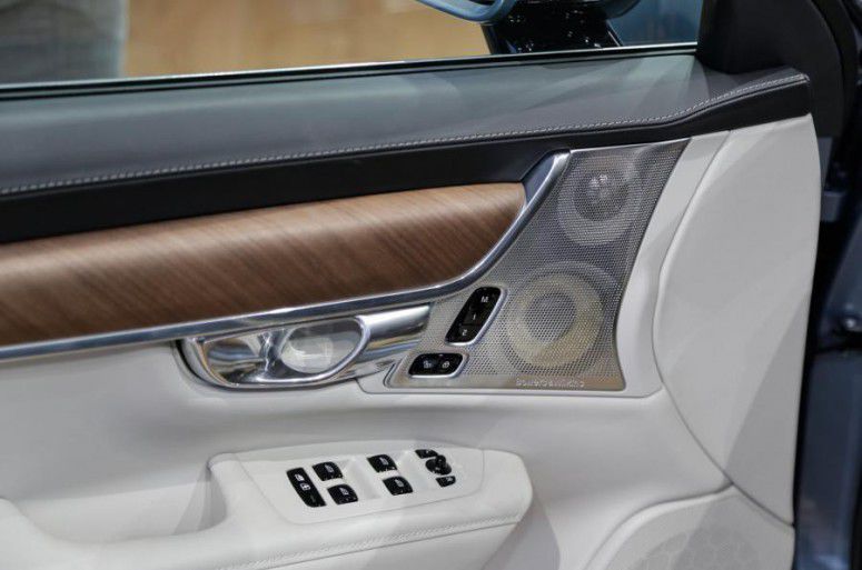 Volvo представило седан S90