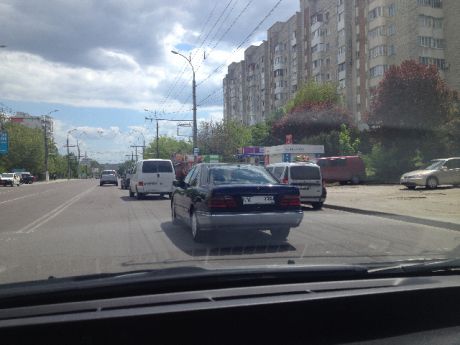 Şofer tupeist. Umblă prin Chişinău cu astfel de numere de înmatriculare