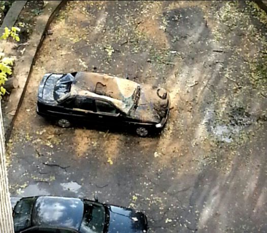 Рухнувшее дерево повредило четыре автомобиля в столице