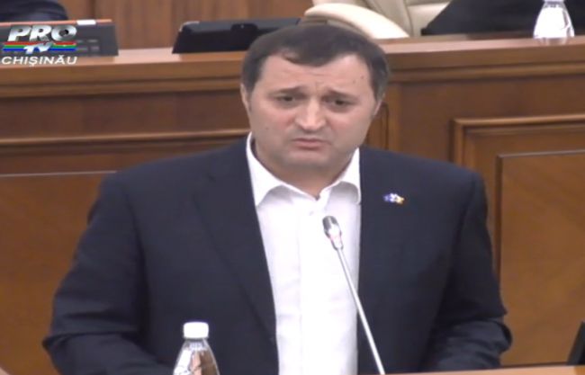 Vlad Filat a slabit vazand cu ochii. Cum i s-a schimbat infatisarea in trei luni de arest