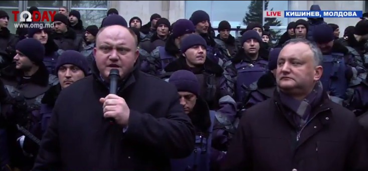 Партия социалистов пикетировали здание правительства