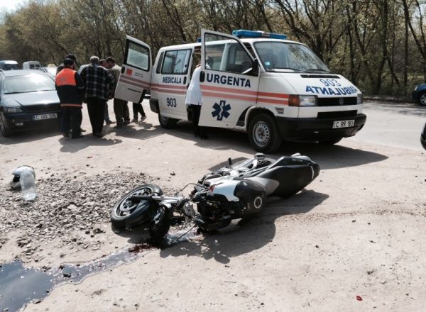 Doi motociclisti au ajuns la spital dupa ce s-au ciocnit cu doua masini