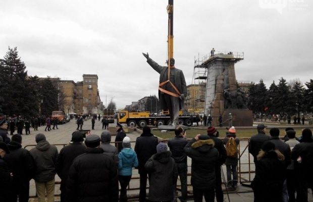В Запорожье под гимн Украины снесли крупнейший памятник Ленину