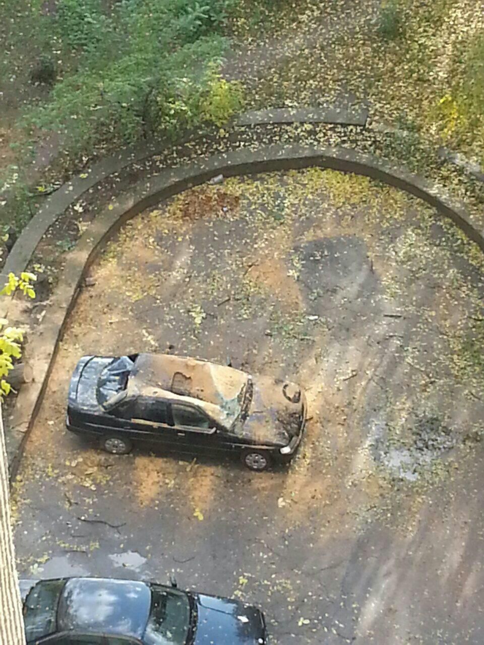 Un arbore a căzut în această dimineaţă peste patru automobile