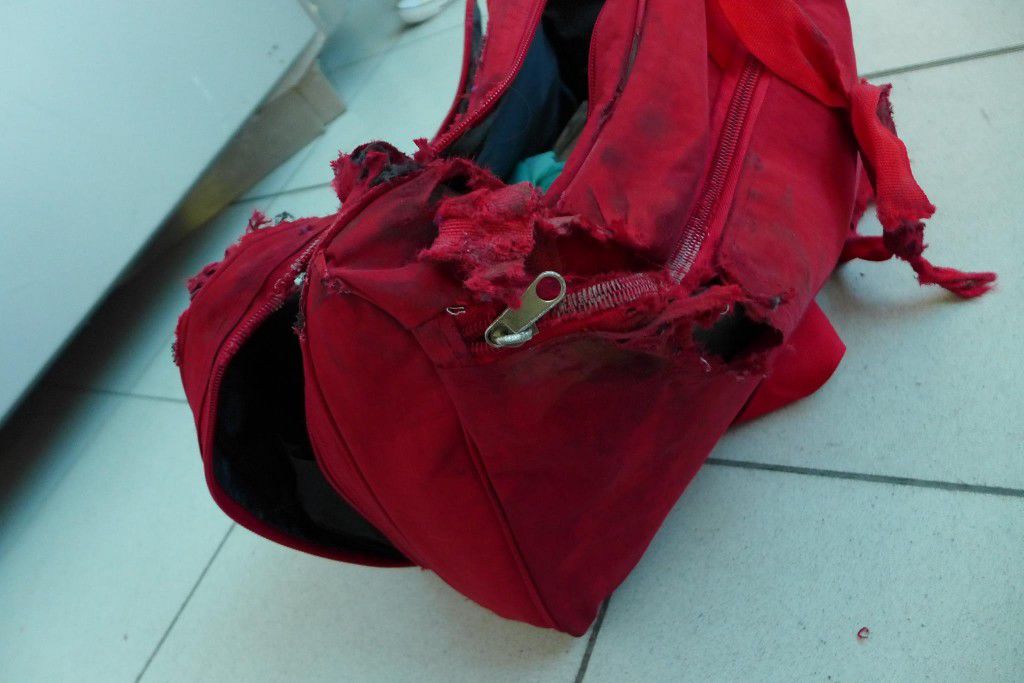 Și-a primit geanta de voiaj ruptă în bucățele