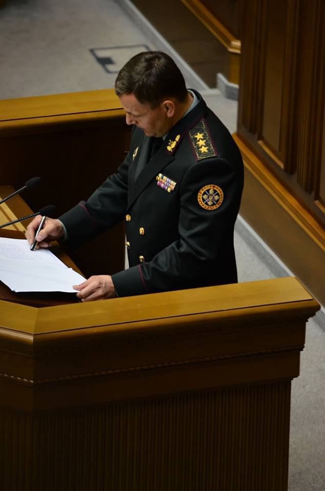 Новый министр обороны Украины после принятия присяги «расписался» закрытой ручкой