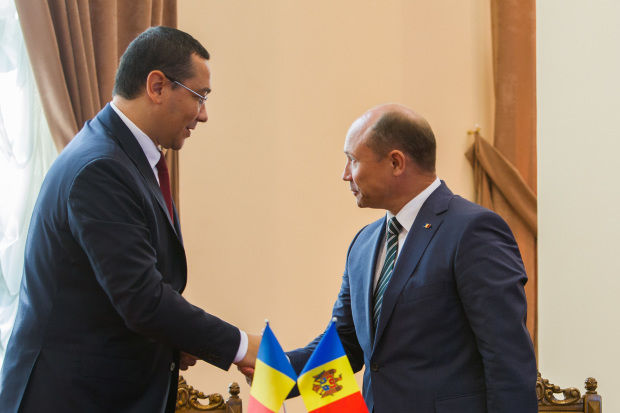 Victor Ponta a primit în dar o ie, la Chișinău
