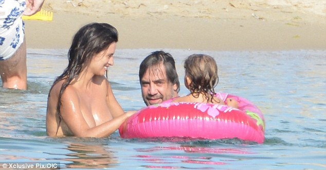 Penelope Cruz face topless pe plajă, la două luni după ce a născut