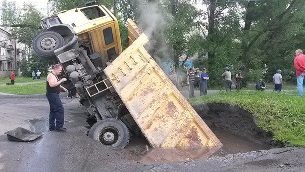 В Петербурге грузовик с асфальтом провалился под асфальт