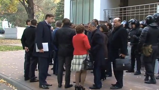 Лидер ЛДПМ приехал в НЦБК на личном автомобиле