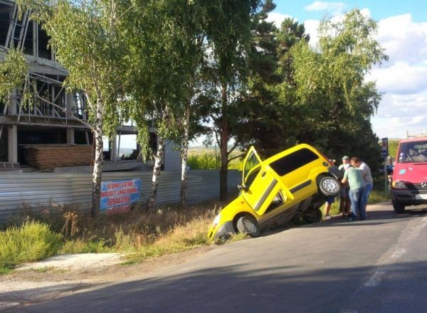 Авария на въезде в Кишинев: машина оказалась в канаве