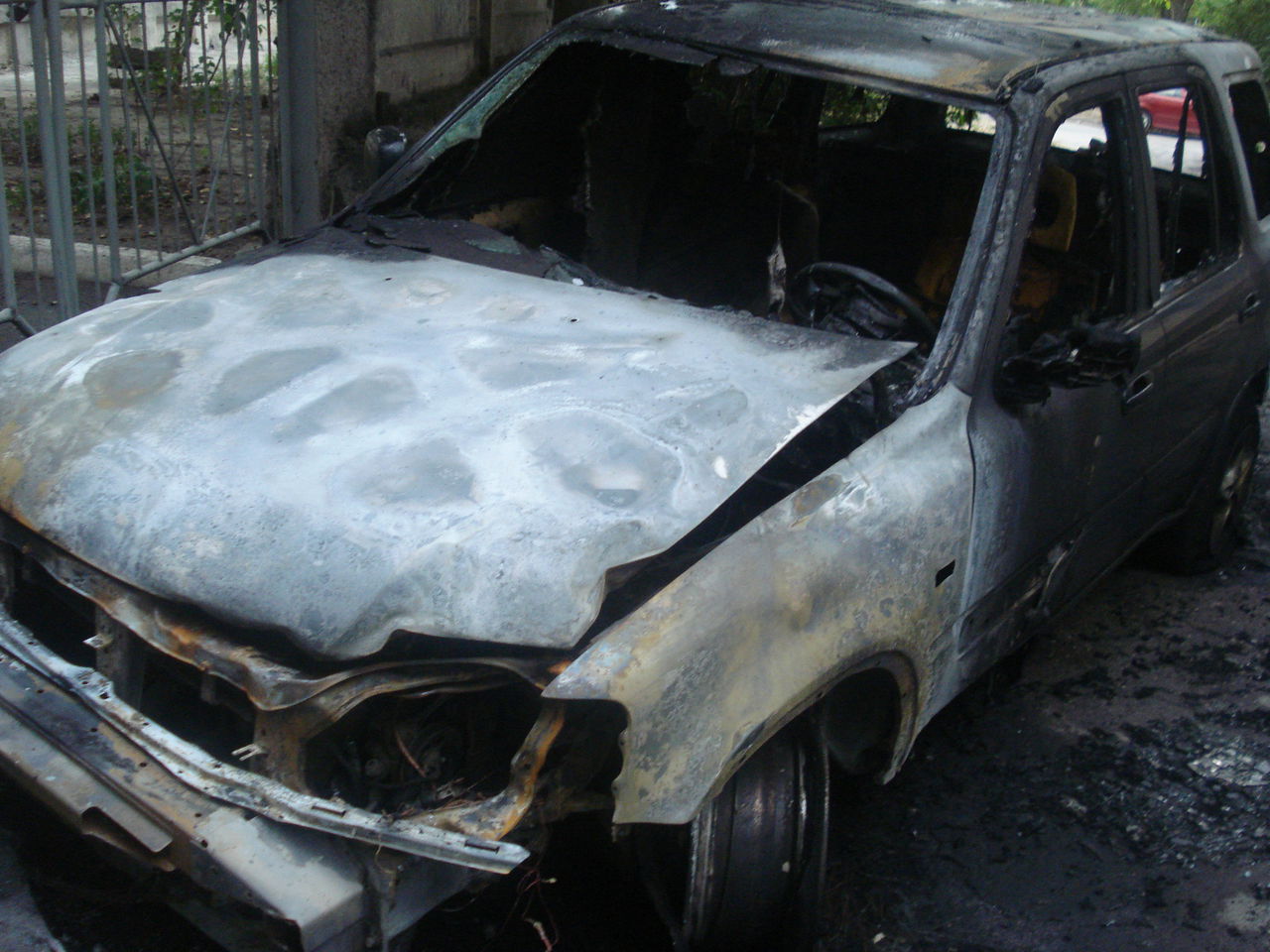 La Botanica o mașină a explodat și a ars în întregime