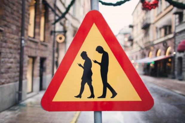 A apărut un nou semn de circulaţie, special pentru generaţia ”smartphone”