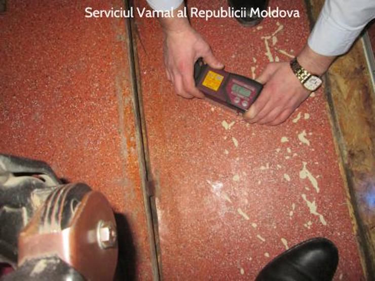 Țigări de contrabandă, ascunse în podeaua remorcii unui TIR
