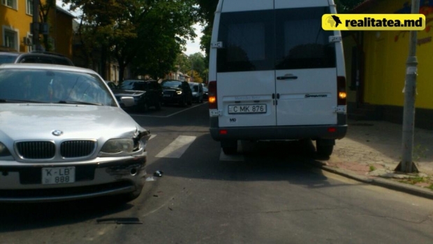 Un BMW și un microbuz s-au ciocnit în centrul capitalei