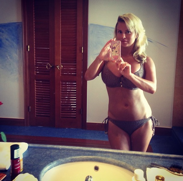 A slăbit 7 kilograme în 2 săptămîni! Anna Semenovici s-a fotografiat dezgolită în oglindă