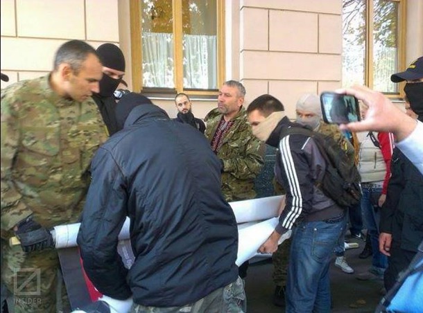 Под Радой взорвали дымовые шашки и начали бить правоохранителей