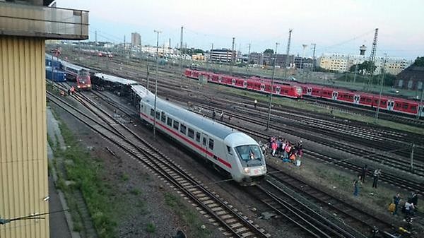 В Германии скоростной поезд столкнулся с товарным, есть раненые