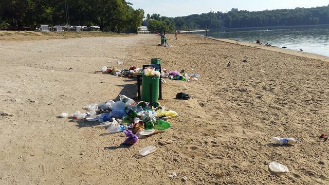 Пляж озера «Валя Морилор» утопает в мусоре
