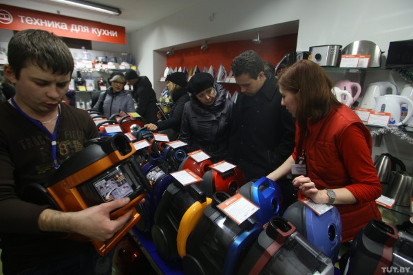 Белорусы в панике скупают технику и продукты питания