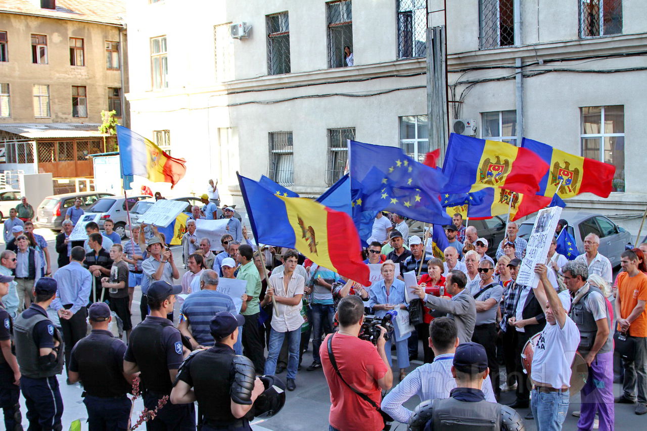 Протестующие пикетировали госучреждения