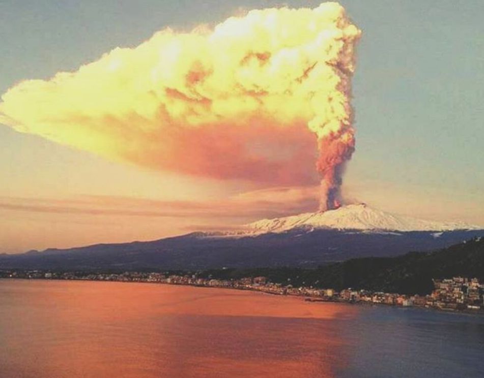 Cel mai mare vulcan din Europa a erupt
