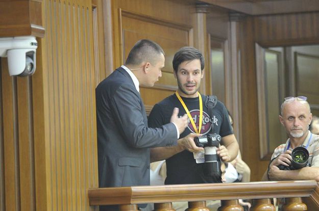 Fotojurnalist, amenințat de bodyguardul lui Filat: Mi-a spus că îmi va rupe degetele dacă îmi mai îndrept obiectivul spre el