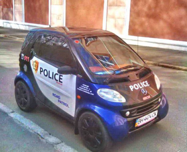 Нестандартное авто с надписью Police разъезжает по улицам Одессы