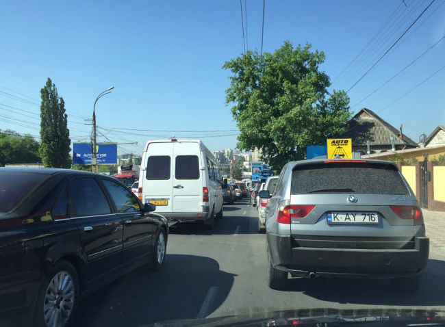 На въезде в Кишинев из-за ДТП образовалась пробка