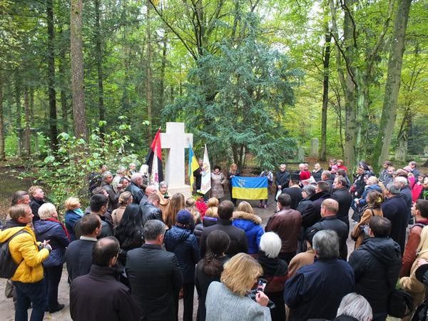 На могиле Бандеры в Мюнхене освятили новый крест