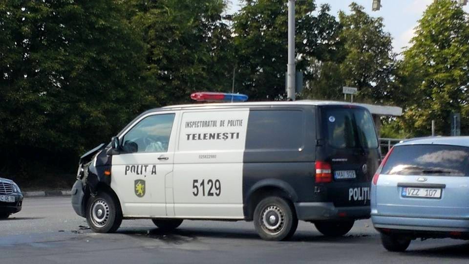 Accident cu implicarea unei maşini a poliţiei la Stăuceni: O persoană a ajuns la spital