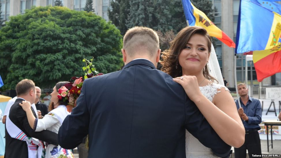 Doi manifestanți din PMAN s-au căsătorit printre corturi