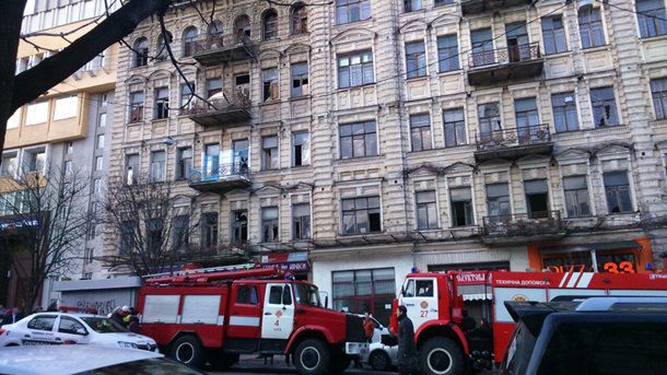 В Киеве рухнуло здание, под завалами до 40 человек