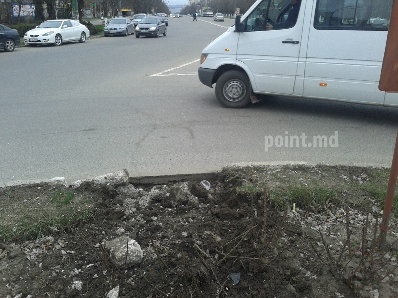 Cum a reusit o masina de lux sa doboare un panou publicitar in capitala