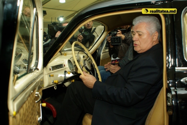 Fotografii din 2010 cu Vladimir Voronin şi maşinile de epocă