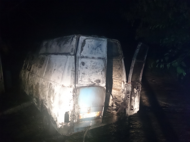 Un microbuz a ars in intregime pe o strada din Capitala