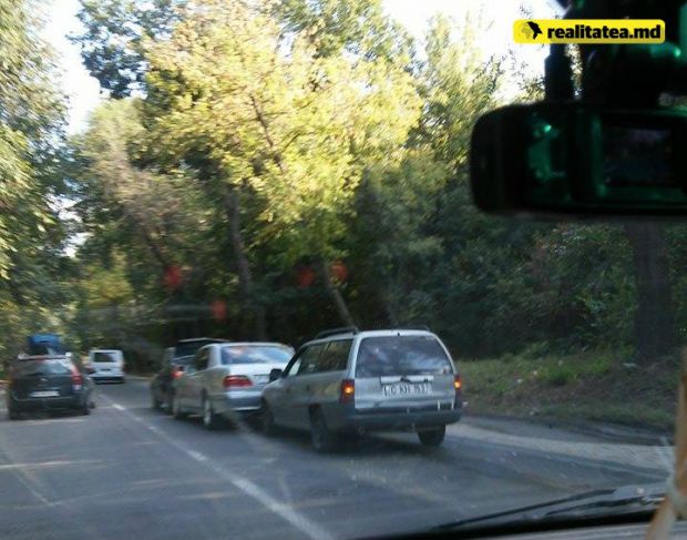 Accident în lanț pe șoseaua Muncești. Trei mașini au fost implicate