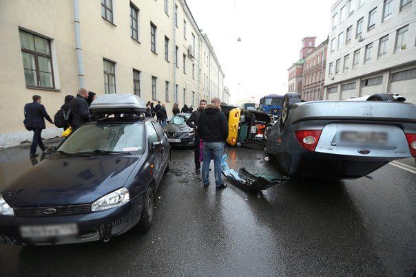 Трактор выехал на встречную полосу и протаранил пять машин в Петербурге