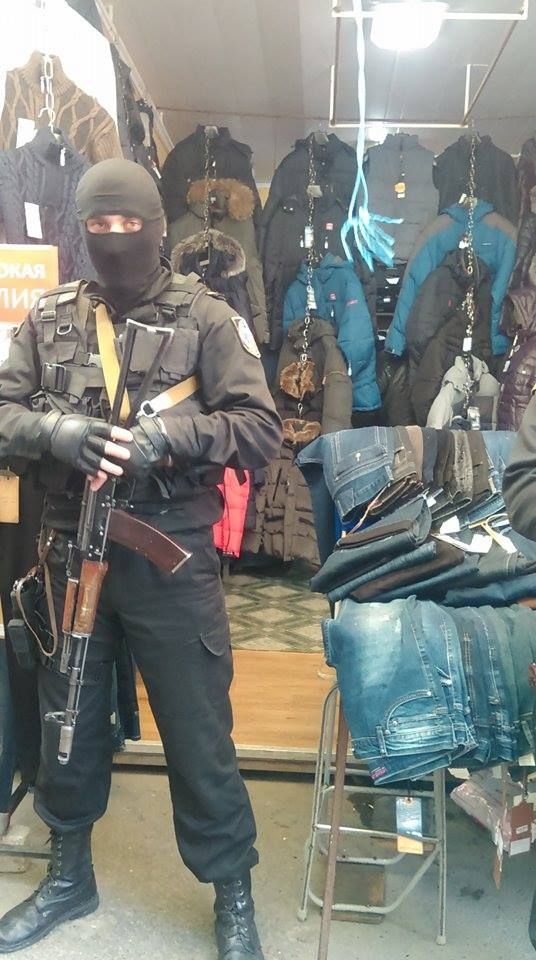 Служащие в масках обыскивают бутик с одеждой на Каля Басарабией