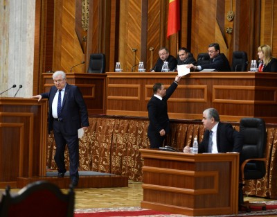 Фотография дня: Депутат, который все время идет по пятам Владимира Воронина