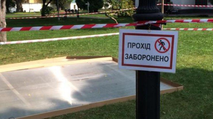 Во дворе Софии Киевской провалилась земля, образовав провал размером три на два метра