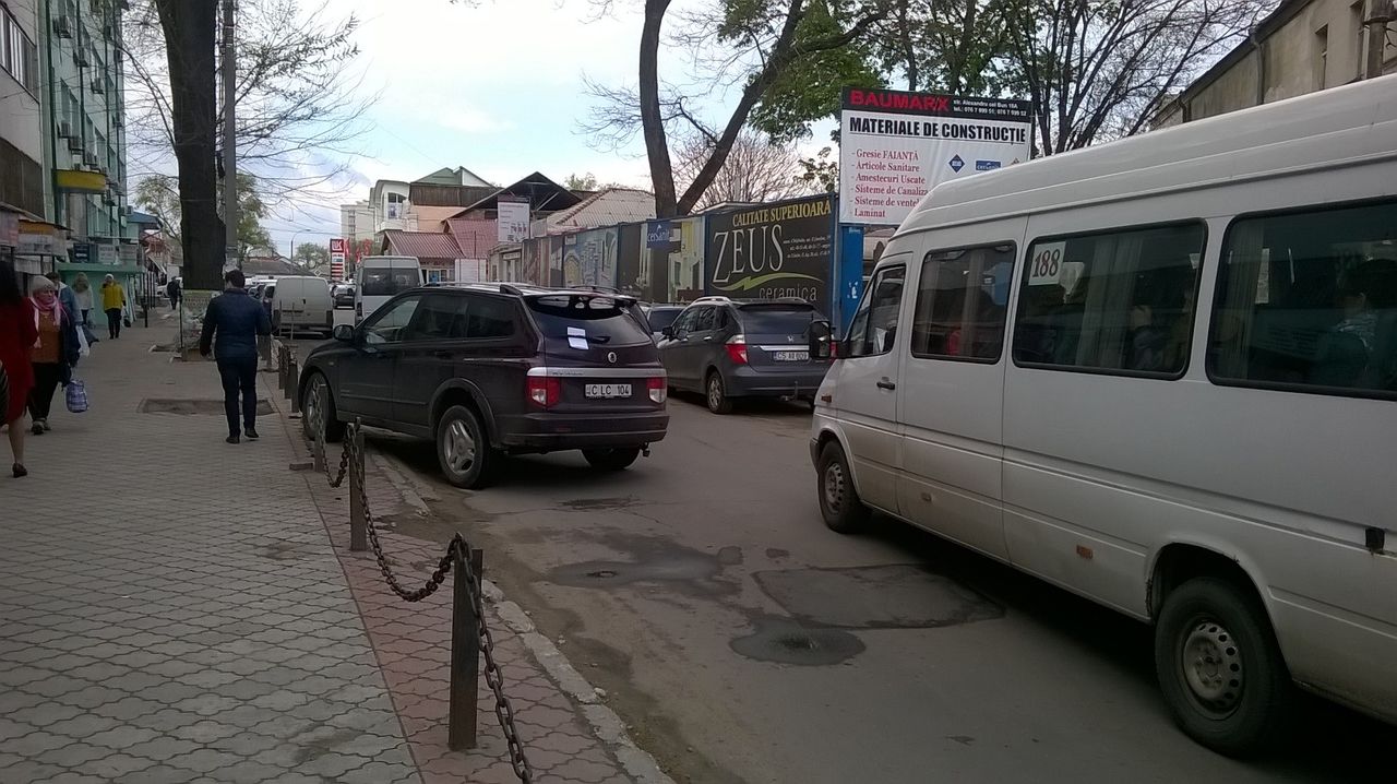 Водитель припарковал автомобиль, перекрыв половину дороги