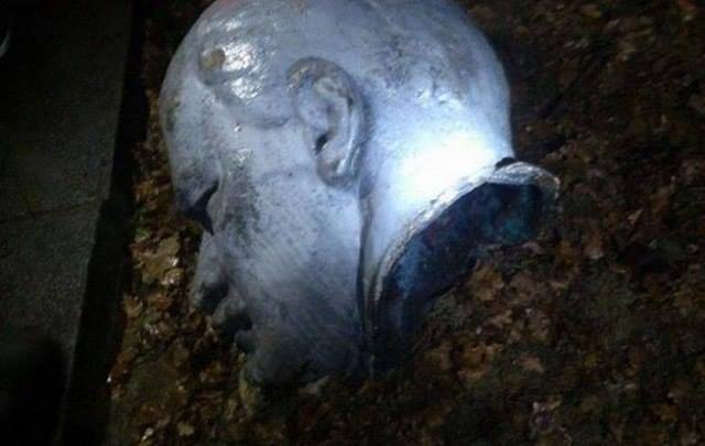 В Харькове на площади Свободы снесли памятник Ленину