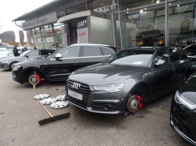 Mai multe maşini noi dintr-un salon auto au rămas fără roți