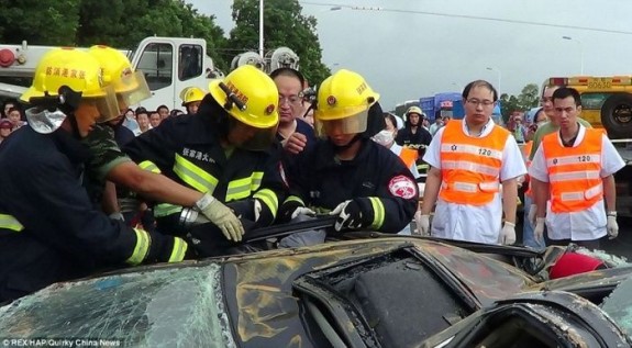 Водитель автомобиля выжил после падения на него огромного контейнера