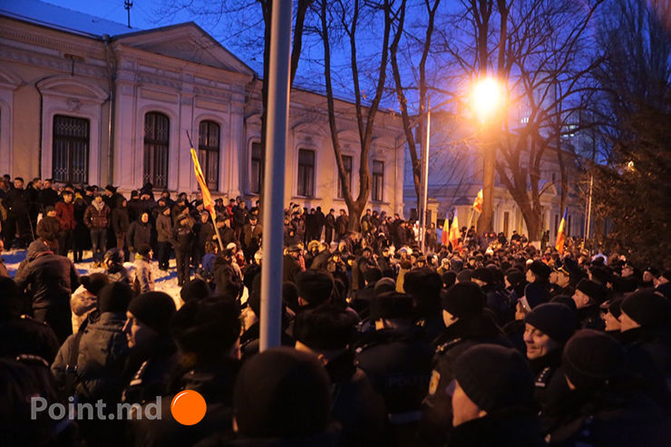 Молдавская оппозиция протестует у парламента