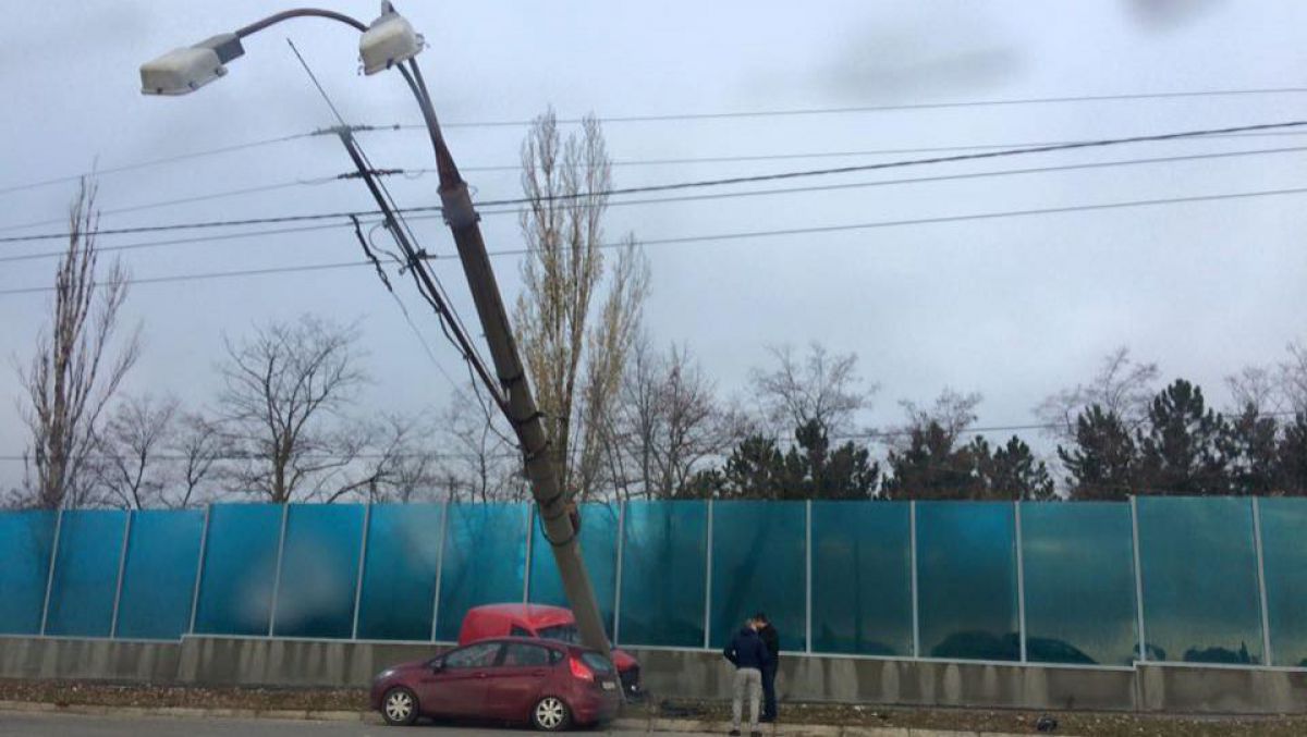 У Южного автовокзала автомобиль едва не снес столб