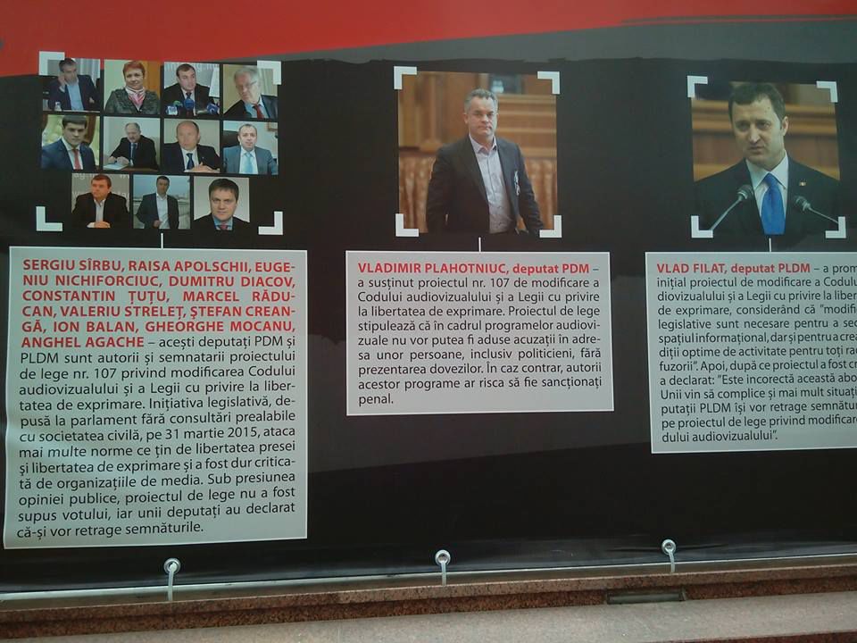 Panoul Rușinii – ”Inamicii Presei”, amplasat în fața Parlamentului